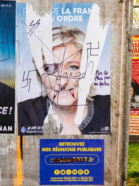 Marine Le Pen, Fransız başkanlık seçim kampanyasında posterler va — Stok fotoğraf