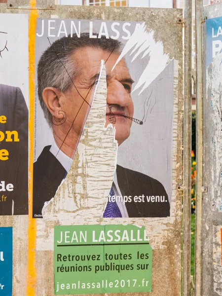 Постеры предвыборной кампании президента Франции подверглись вандализму — стоковое фото