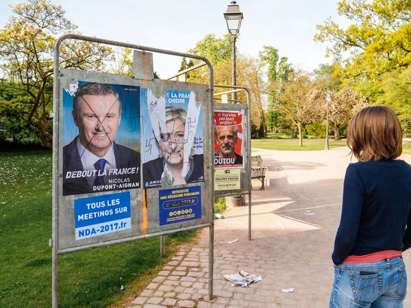 Carteles de la campaña electoral presidencial francesa destrozados — Foto de Stock