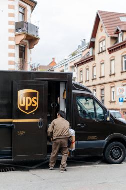 Birleşik parsel hizmet teslim van ile işçi şoför ups