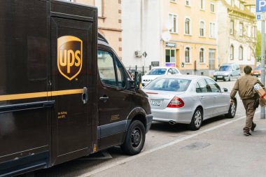 Birleşik parsel hizmet teslim van ile işçi şoför ups
