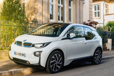 Beyaz Bmw i1 hibrid elektrikli araba sokaklarda 