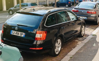 Skoda Octavia araba araba meşgul sokakta park edilmiş