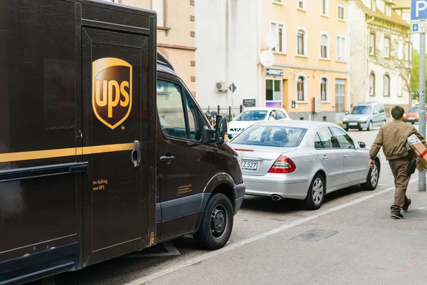 UPS United Parcel Service dodávka s ovladačem pracovníka — Stock fotografie