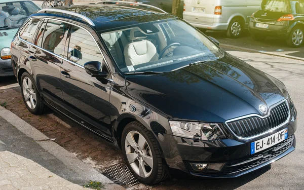 Автомобиль Skoda Octavia припаркован на оживленной улице — стоковое фото