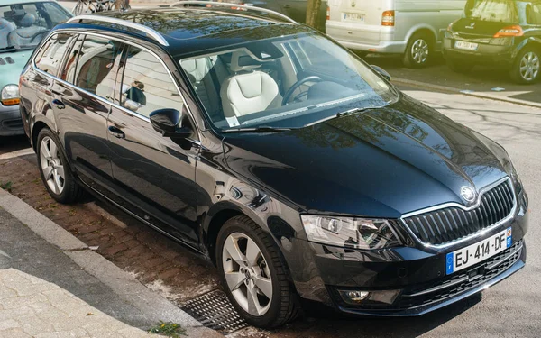 Skoda Octavia vagn bil parkerad på den hårt trafikerade gatan — Stockfoto