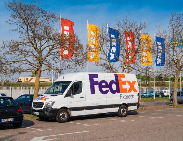 Banderas de Ikea y furgoneta blanca FEDEX — Foto de Stock
