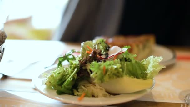 Γυναίκα Που Ετοιμάζεται Φάτε Νόστιμα Γαλλικά Κις Aux Οσπρια Λαχανικά — Αρχείο Βίντεο