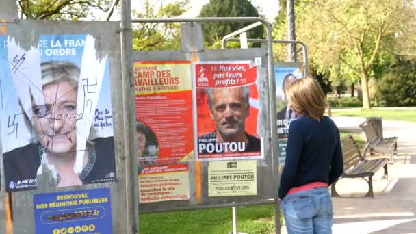 Strasbourg Francia Abril 2017 Mujer Mirando Afiches Oficiales Campaña Jean — Vídeos de Stock