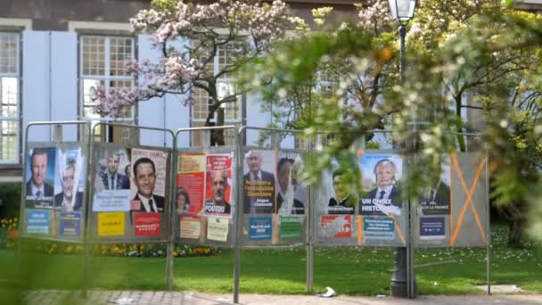 Strasbourg Frankrijk Jun 2017 Politieke Affiches Reclame Voor Verkiezingen Fnp — Stockvideo