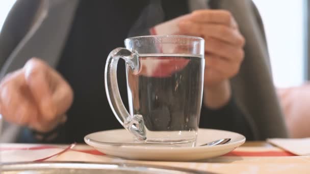 Junge Frau Bereitet Teeaufguss Bio Tee Glasbecher — Stockvideo