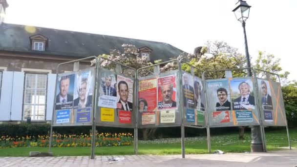 法国斯特拉斯堡 2017年6月10日 政治海报广告的选举法 Francaises 2017 法国立法选举埃尔莎 Schalck — 图库视频影像