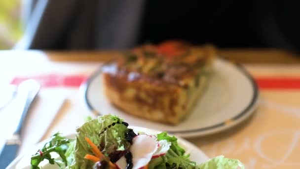 Lezzetli Fransız Quiche Aux Baklagiller Sebze Yemek Hazırlama Kadın Kiş — Stok video