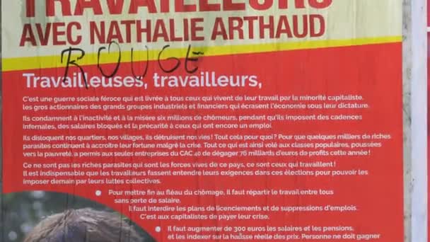 Strasbourg France Avril 2017 Une Femme Regarde Les Affiches Officielles — Video