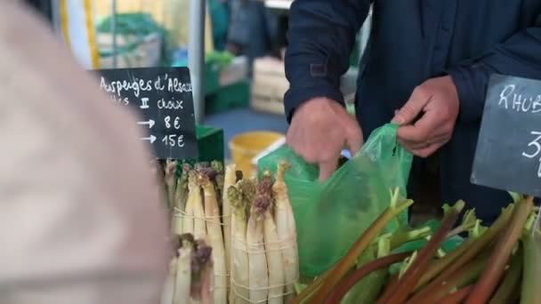 Atmosfera Mercado Francês Com Homem Vendendo Espargos Orgânicos Fazenda Fresca — Vídeo de Stock