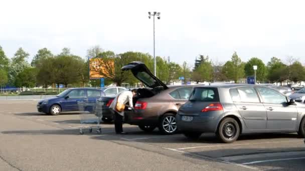 Vrouw in Ikea parkeergarage — Stockvideo