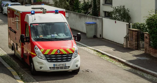 Vista de ambulância francesa de cima — Fotografia de Stock