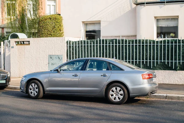 Audi silver limousine parcheggiata in città — Foto Stock