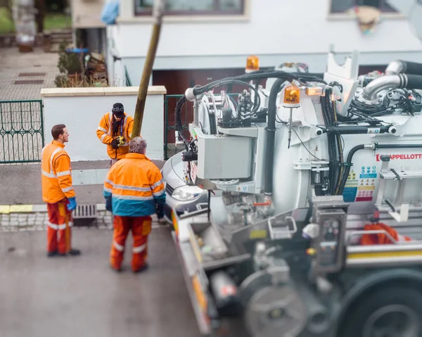 Les gens qui travaillent dans la rue — Photo