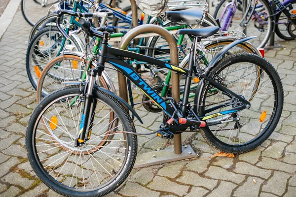 Btwin modern bisiklet şehir merkezinde — Stok fotoğraf