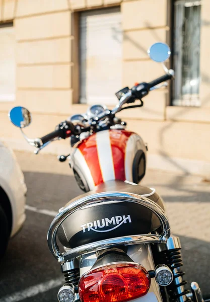 Triumph Motocicletas estacionadas em chamas de sol de rua da cidade — Fotografia de Stock