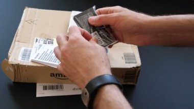 Paris, Fransa - 12 Temmuz 2108: El holding yanındaki kapı Amazon Prime gün karton koli fırsatlar, indirimler ve arsız alışveriş bir gün sunan Başbakan gün için özel mavi kapaklar ile