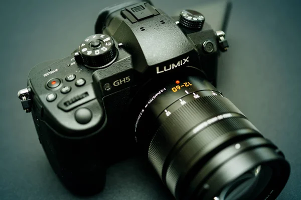 Neues panasonic lumix gh5 und leica 12-60 kameraobjektiv — Stockfoto