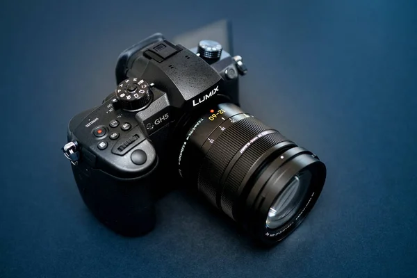 Neues panasonic lumix gh5 und leica 12-60 kameraobjektiv — Stockfoto