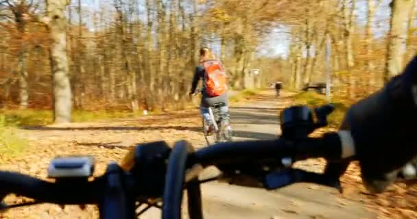 Fahrrad folgt radelnder Frau — Stockvideo