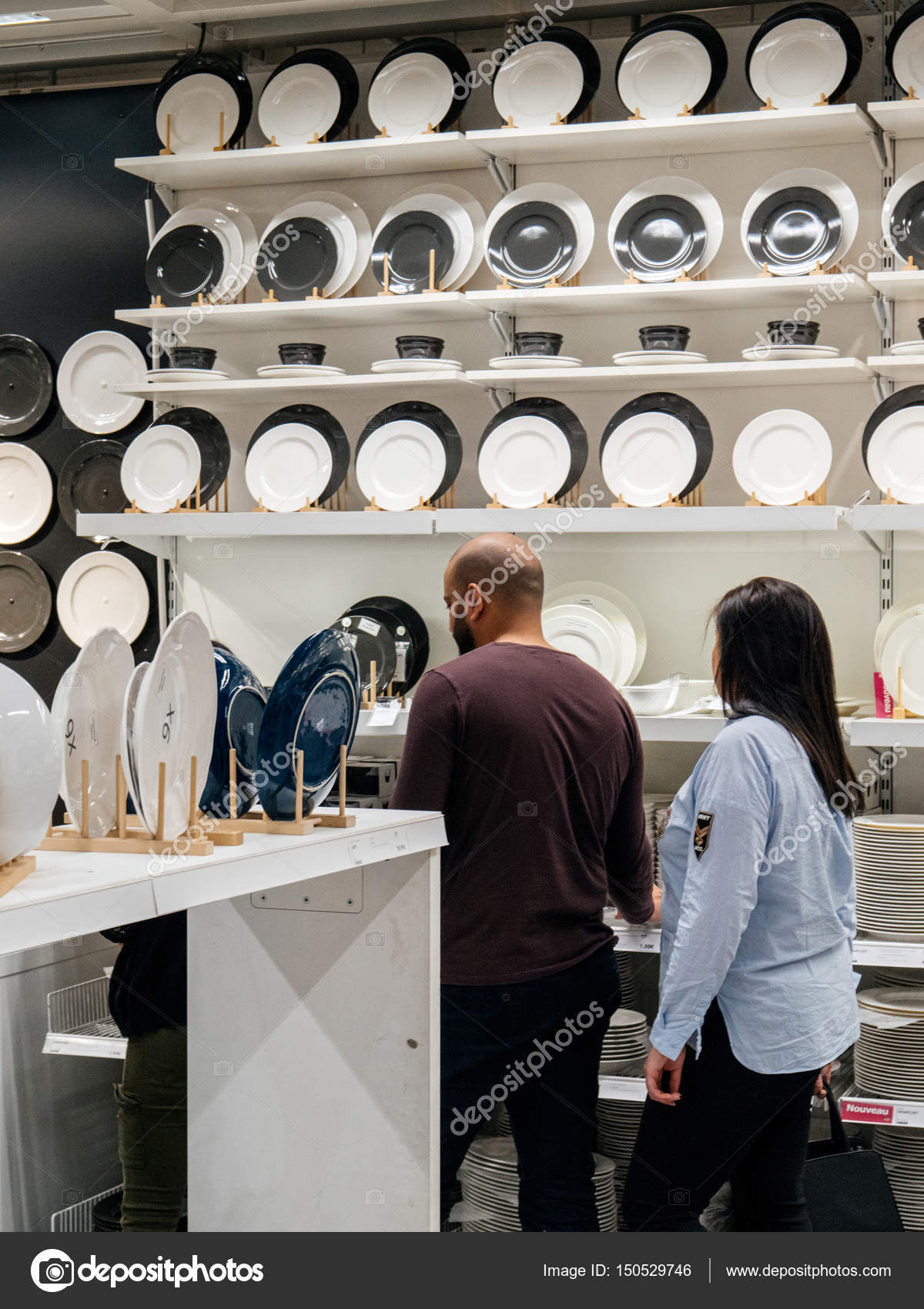 Coppia dacquisti piatti e stoviglie porcelan presso ikea shopping ... Ufficio acquisti ikea