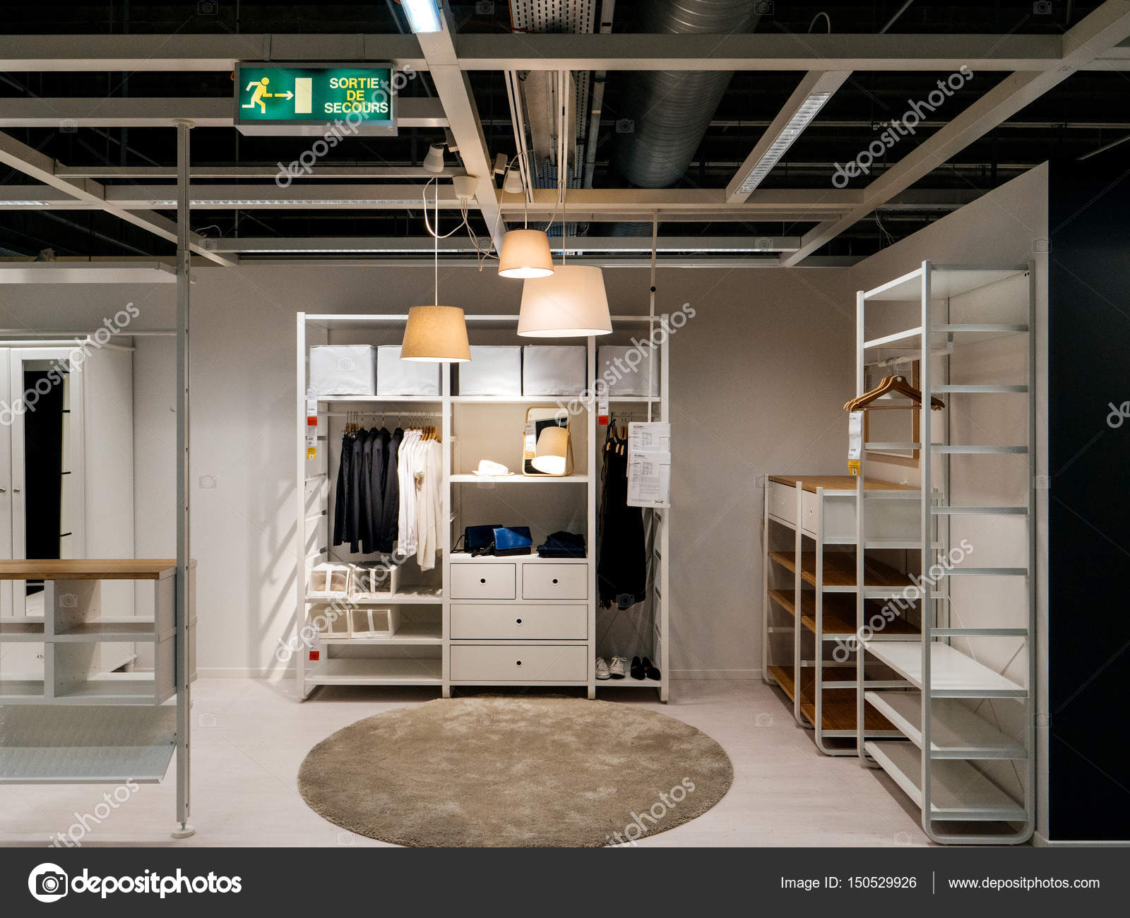 Armadio moderno gabinetto acquisto mobili ikea store — foto ... Ufficio acquisti ikea