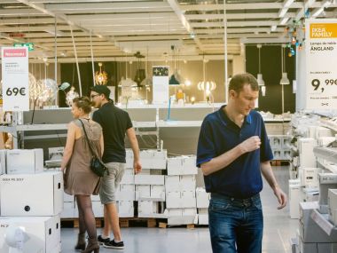 Çift lambalar IKEA mağazasında satın alma