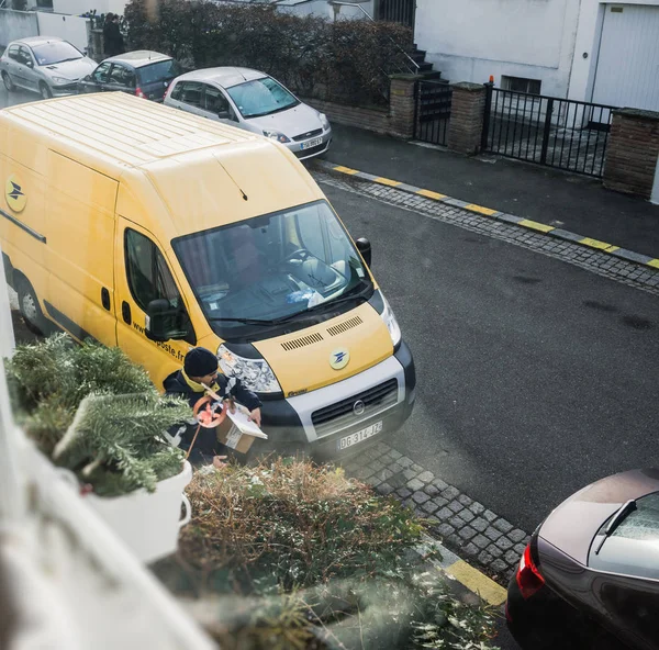 Trabajador de correos con entrega de paquetes mayl —  Fotos de Stock