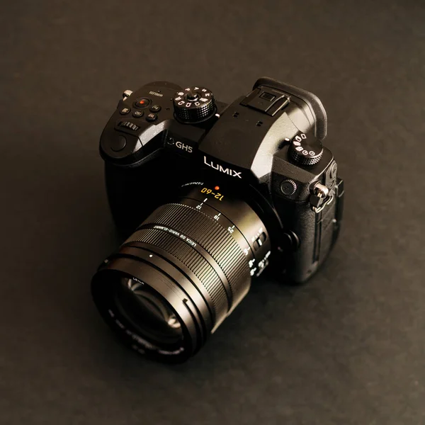 Nova lente de câmera Panasonic Lumix GH5 e Leica 12-60 — Fotografia de Stock