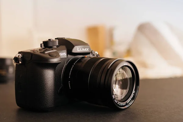 새로운 파 나 소닉 Lumix Gh5와 Leica 12-60 카메라 렌즈 — 스톡 사진