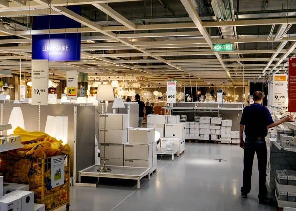 Homem compra lâmpadas e equipamentos de iluminação na IKEA — Fotografia de Stock