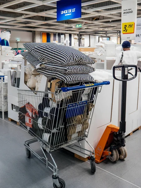 Carrinho de compras caddy completo com mercadoria em IKEA — Fotografia de Stock