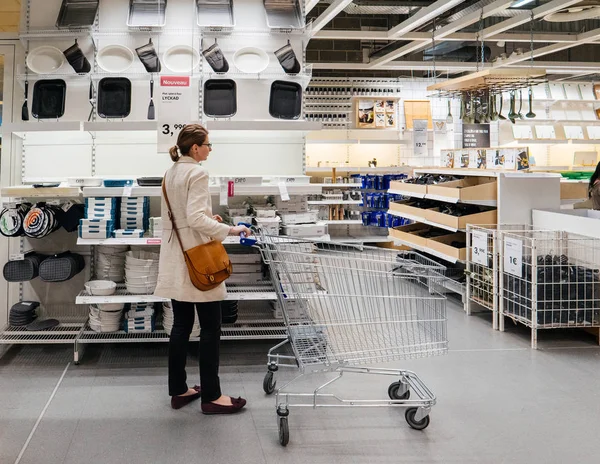 Wanita dengan keranjang belanja di dalam keputusan IKEA — Stok Foto