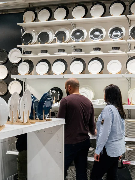 Pareja comprando platos y vajilla de porcelana en IKEA Shopping — Foto de Stock