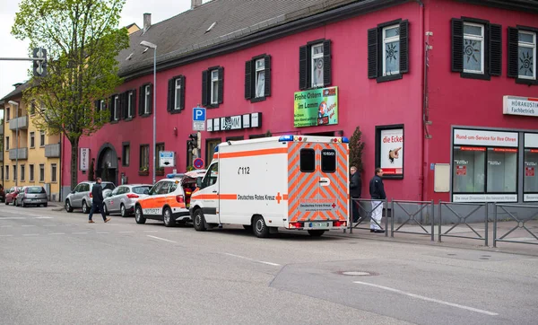 Ambulancia que llega rápido al lugar del accidente en la ciudad alemana —  Fotos de Stock