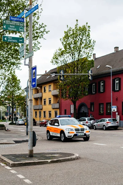 Rettungswagen schnell am Unfallort in der deutschen Stadt — Stockfoto