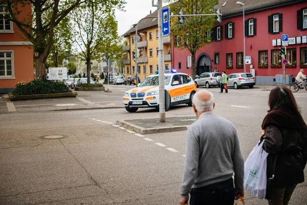 POV o przybyciu szybko na miejsce wypadku w niemieckim mieście pogotowia — Zdjęcie stockowe