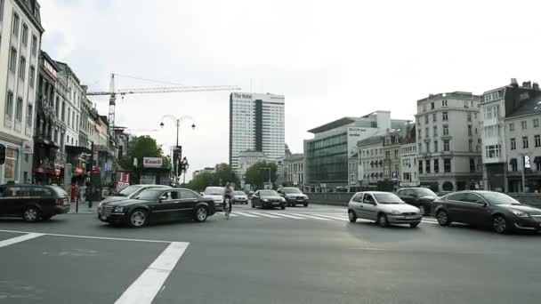 Tráfico ligero en la calle Bruselas — Vídeos de Stock