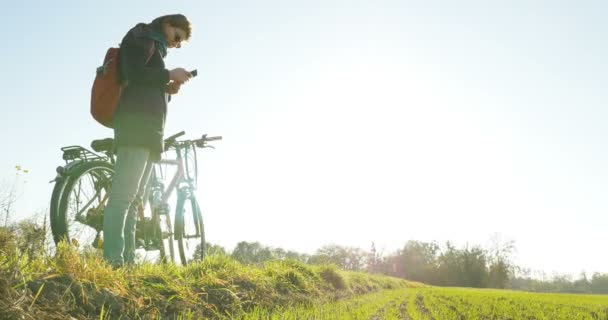 Vue Bas Voyageur Globetrotter Femme Prenant Des Photos Sur Son — Video