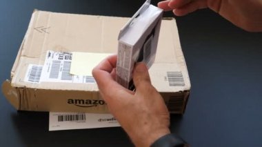 Paris, Fransa - 12 Temmuz 2108: El holding yanındaki kapı Amazon Prime gün karton koli fırsatlar, indirimler ve arsız alışveriş bir gün sunan Başbakan gün için özel mavi kapaklar ile