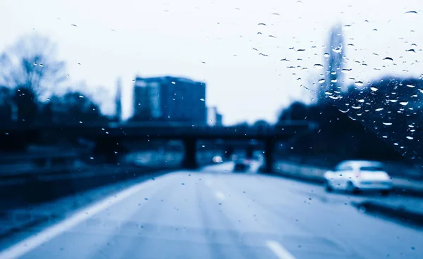 Gevaarlijk rijden tijdens zware regen — Stockfoto