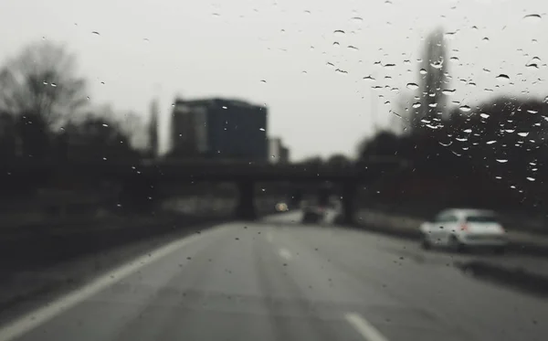 大雨の高速道路アウトバーンの正面を見て車の中のドライバーの個人的な観点で映画のようなビンテージ フィルター — ストック写真
