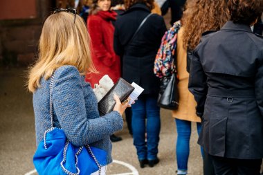 Oy için bekleyen carte electorale tutan kadın