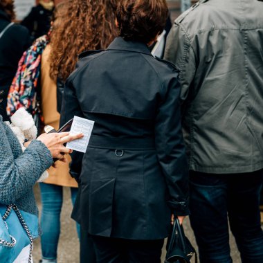 Oy için bekleyen carte electorale tutan kadın