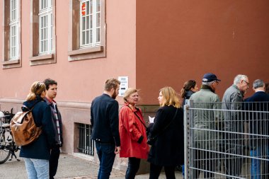 Fransız Başkan ilk turda oy için insanlar sıra